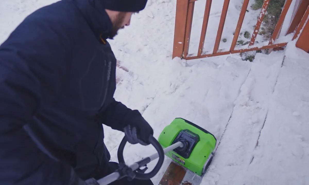 Снегоуборщик аккумуляторный Greenworks GD40SSK4_10